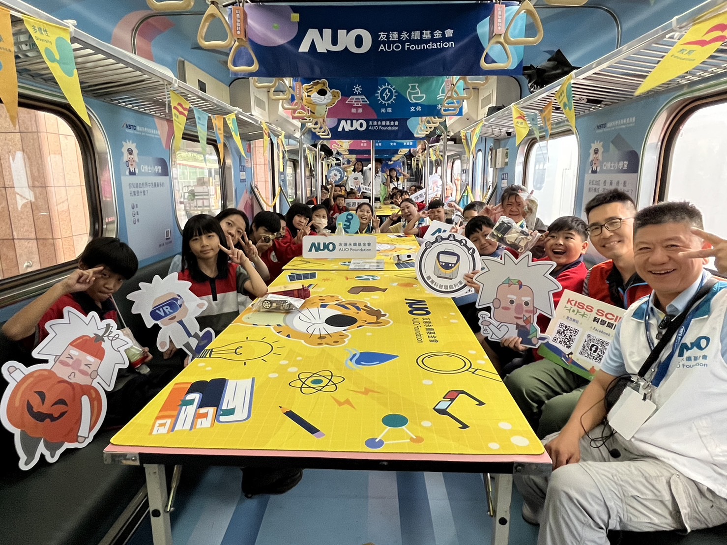 永續基金會參與「臺灣科普環島列車」，設計基礎科學車廂課程，以「淨零碳排和永續能源」為主題，讓學生透過創意實驗認識淨零知識，以及思考生活中的減碳行為