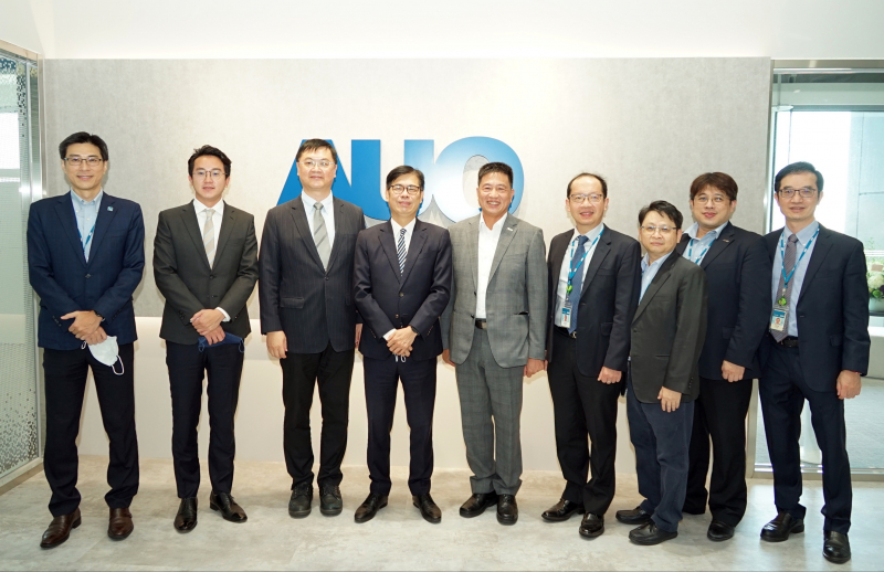 光電前進亞灣成立「AUO解決方案研發中心」，作為多元場域解決方案研發及試驗場域（圖中左為高雄市長陳其邁、圖中右為光電董事長彭双浪）